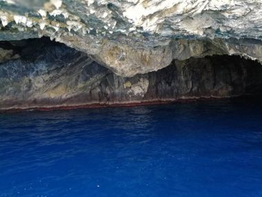 Praia a Mare, Cosenza, Calabria, İtalya - 2 Haziran 2017: Dino Adası, mavi mağara iç