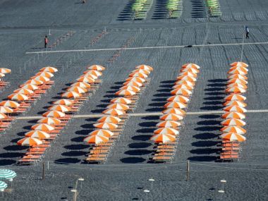 Praia a Mare, Cosenza, Calabria, İtalya - 3 Haziran 2017: yerleştirme ve plaj şemsiyeleri Fiuzzi üzerinde hizalamasını plaj sabah erken