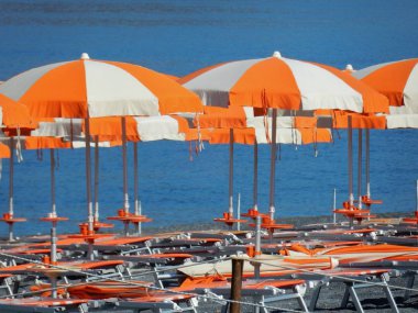 Praia a Mare, Cosenza, Calabria, İtalya - 3 Haziran 2017: şemsiye Fiuzzi üzerinde bir banyo işyerinde yerleşimini plaj sabah erken