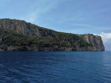 Praia a Mare, Cosenza, Calabria, İtalya - 2 Haziran 2017: Dino Island gördün denizden kuzey kıyısında panoramik manzaralı