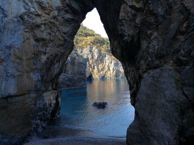 Praia a Mare, Cosenza, Calabria, İtalya - 3 Haziran 2017: küçük plaj yakınındaki Arcomagno doğal kemerin altında