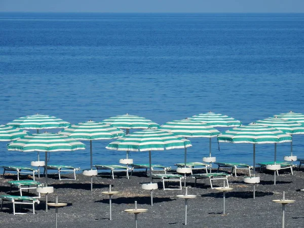 Praia Mare Cosenza Calábria Itália Junho 2017 Colocação Guarda Chuvas — Fotografia de Stock