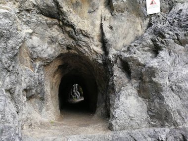 Praia a Mare, Cosenza, Calabria, İtalya - 3 Haziran 2017: Arcomagno beach ulaşmanızı sağlar küçük kayalık tünel