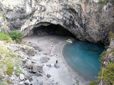 Praia a Mare, Cosenza, Calabria, İtalya - 3 Haziran 2017: yukarıda Arcomagno kemer yolundan bir fotoğrafçı sahne merkezi bir konumdan alır olarak görülen küçük plaj