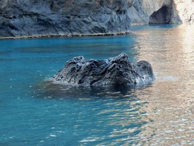 Praia a Mare, Cosenza, Calabria, İtalya - 3 Haziran 2017: Arcomagno plaja yakın küçük bir kaya