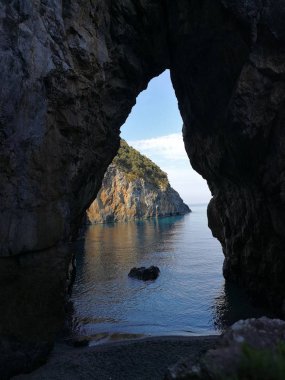 Praia a Mare, Cosenza, Calabria, İtalya - 3 Haziran 2017: küçük plaj yakınındaki Arcomagno doğal kemerin altında
