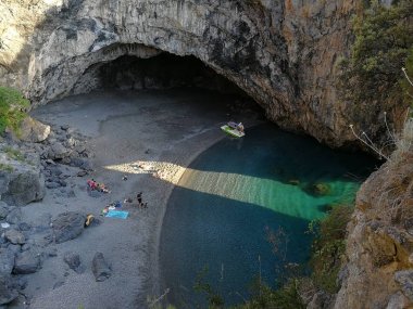 Praia a Mare, Cosenza, Calabria, İtalya - 3 Haziran 2017: panoramik mağara ve küçük plaj Arcomagno