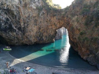 Praia a Mare, Cosenza, Calabria, İtalya - 3 Haziran 2017: panoramik mağara ve küçük plaj Arcomagno