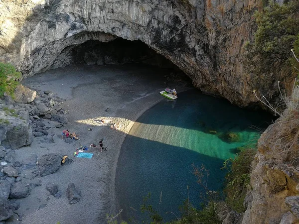 Praia a Mare, Cosenza, Calabria, İtalya - 3 Haziran 2017: panoramik mağara ve küçük plaj Arcomagno