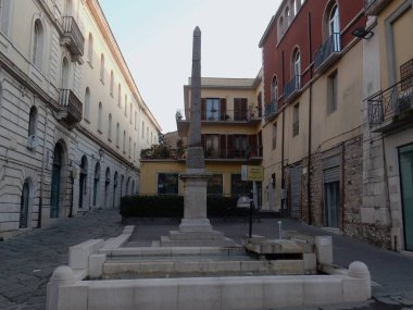 Benevento, Campania, Italya-27 Mart 2016: Neo-Mısır granit Obelisk, Isis Tapınağı 'nın Piazza Papiniano kesiminde, şimdi ölen, Mısır tanrıçası adanmış bir sığınak, 89 A. D Imparator Diocleziono tarafından inşa.