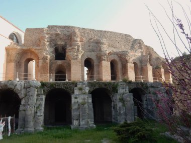 Benevento, Campania, Italya-27 Mart, 2016: Roma Tiyatrosu, son zamanlarda restore, sokakları Caio Ponzio Telesino erişim kapısı görüldü, Ilçe Triggio içinde.