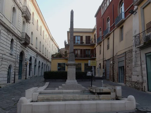 Benevento, Campania, Italya-27 Mart 2016: Neo-Mısır granit Obelisk, Isis Tapınağı 'nın Piazza Papiniano kesiminde, şimdi ölen, Mısır tanrıçası adanmış bir sığınak, 89 A. D Imparator Diocleziono tarafından inşa.