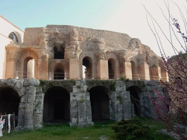 Benevento, Campania, Italya-27 Mart, 2016: Roma Tiyatrosu, son zamanlarda restore, sokakları Caio Ponzio Telesino erişim kapısı görüldü, Ilçe Triggio içinde.