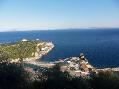 Bir Massa Lubrense, Naples, Campania, İtalya - 4 Eylül 2014: plaj ve Marina di Puolo promontory görüntülemek
