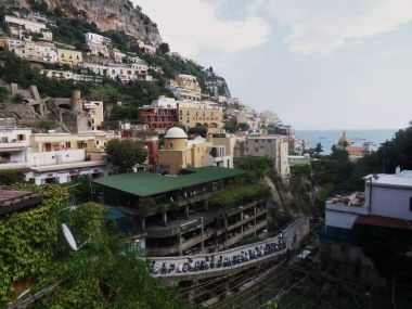 Positano, Salerno, Campania, Italya-5 Eylül 2014: Positano merkezinde çok katlı otopark
