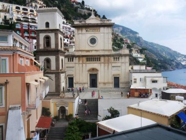 Positano, Salerno, Campania, Italya-5 Eylül 2014: köy merkezinde Santa Maria Assunta adanmış katedral