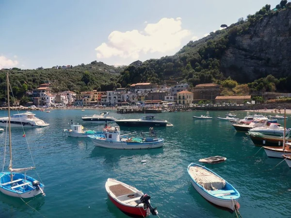 Marina di Puolo, Massa Lubrense, Napoli, Campania, Italya-3 Eylül 2014: Marina di Puolo Limanı iskeleden görüldü