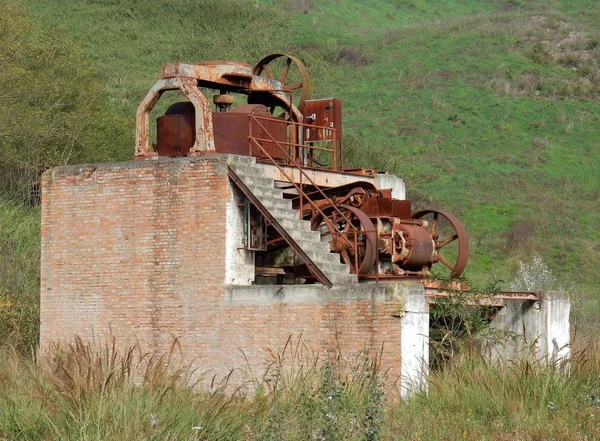 Eski Millstone Tuğla Terk Edilmiş Bir Devlet Üretim Için Endüstriyel — Stok fotoğraf
