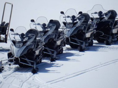 Campitello Matese - 8 Mart 2018: Kar motosikletleri kiralanabilir hazır sırasının