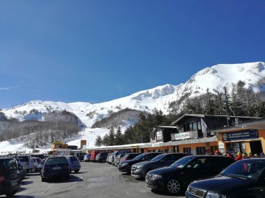 Campitello Matese - 8 Mart 2018: Kayak yamaçlarına önünde araba park görünümünü