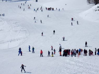 Campitello Matese - satır bir grup Kayak dersi için yamaçları aşağı kayakçı