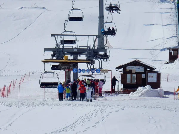 Campitello 马泰塞 Campobasso 莫利塞海岸 意大利 2018年3月8日 Piana Chairlift 的出发站排队的滑雪者 — 图库照片