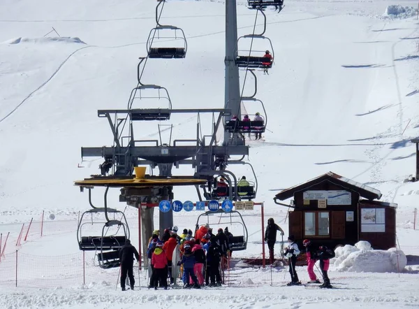 Campitello 马泰塞 2018年3月8日 Piana 的出发站排队的滑雪者 Chairlift — 图库照片