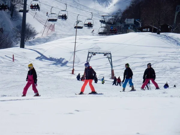 Campitello Matese Young Esquiadores Mientras Descienden Quitanieves Siguiendo Instructor Esquí —  Fotos de Stock