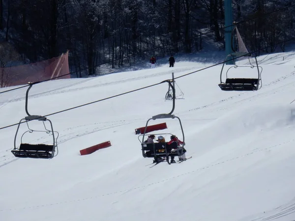 Campitello 马泰塞 年轻的滑雪者 因为他们攀登斜坡与 Chairlift — 图库照片