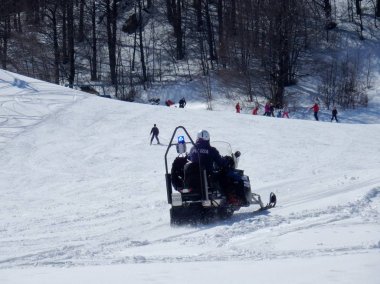 Campitello Matese - 8 Mart 2018: kar arabası polis bir kayakçı kurtarmak için araya girecek gibi
