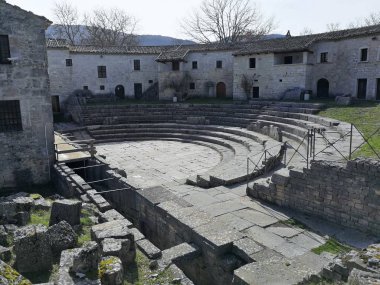 Altilia, Sepino - 8 Mart 2018: Cavea tiyatro 