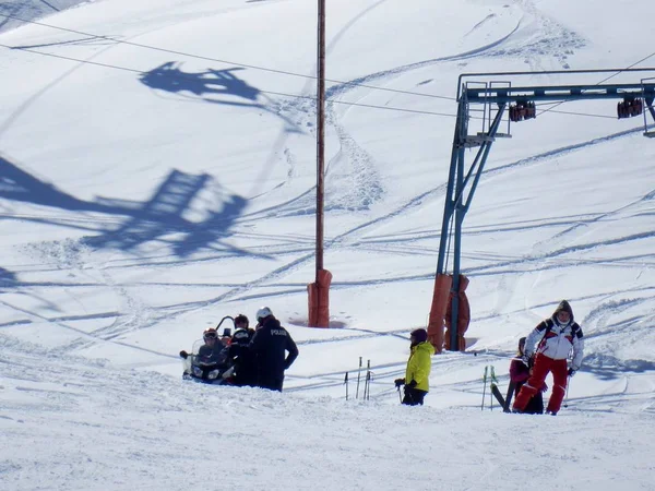 Campitello Matese Marzo 2018 Policía Motos Nieve Rescatando Algunos Esquiadores —  Fotos de Stock