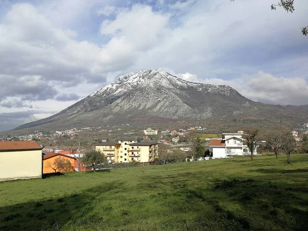 Montesarchio の歴史的な中心部から見た雪をかぶった山タブルノ — ストック写真