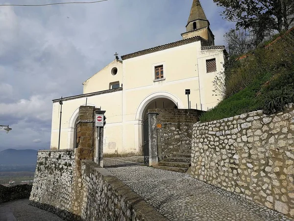 Montesarchio 玛丽亚阿 Grazie 的教堂从历史中心的小巷中看到 — 图库照片