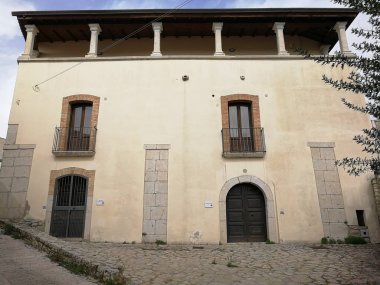 Pietrelcina - sütunlu bir portiko ile karakterize Archeoclub karargah evleri Palazzo Bozzi cephe