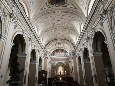 Pietrelcina - kilise Santa Maria degli Angeli, anne Kilisesi ve Piskopos Sanctuary orta nefin