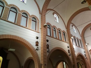 Pietrelcina - Kutsal Aile kilisenin orta nefin kısa bir bakış