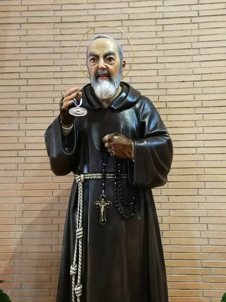 Pietrelcina - kilise San Pio Piana Romana Padre Pio heykeli
