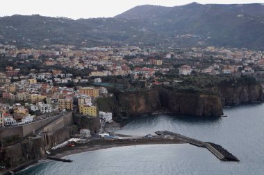 Vico Equense, Campania, İtalya - 14 Şubat 2020: Sorrento Yarımadası 'nın kıyı yolu manzarası