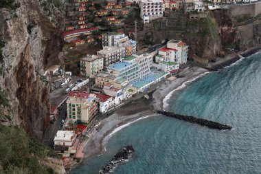 Vico Equense, Campania, İtalya - 14 Şubat 2020: Sorrento Yarımadası 'nın kıyı yolu manzarası
