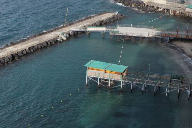 Sorrento, Campania, İtalya - 16 Şubat 2020: Kışın Marina Piccola 'da banyo tesisleri