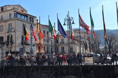 Sorrento, Campania, İtalya - 16 Şubat 2020: Piazza Tasso 'nun panoramik terasında turistler