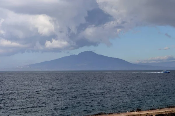 Sorrento Campania Febbraio 2020 Scorcio Panoramico Del Vesuvio Dalla Spiaggia — Foto Stock