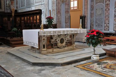 Sorrento, Campania, İtalya - 16 Şubat 2020: Saint Philip ve James Katedralinin İçi