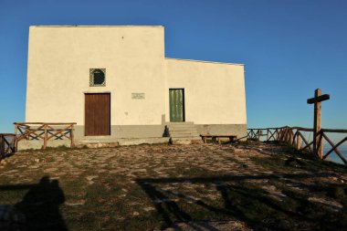 Sahip Lubrense, Campania, İtalya - 15 Şubat 2020: Sorrento Yarımadası 'nın sonundaki San Costanzo' nun küçük kilisesi