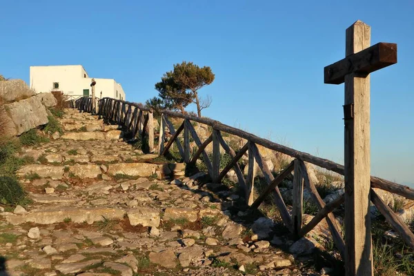 Sahip Lubrense, Campania, İtalya - 15 Şubat 2020: Sorrento Yarımadası 'nın sonundaki San Costanzo' nun küçük kilisesi