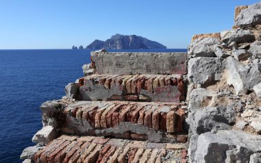 Sahip Lubrense, Campania, İtalya - 15 Şubat 2020 Punta Campanella 'dan Capri Adası
