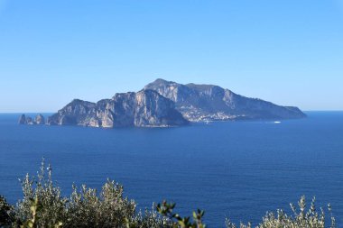 Sahip Lubrense, Campania, İtalya - 15 Şubat 2020 Punta Campanella 'dan Capri Adası
