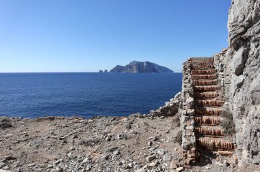 Sahip Lubrense, Campania, İtalya - 15 Şubat 2020 Punta Campanella 'dan Capri Adası