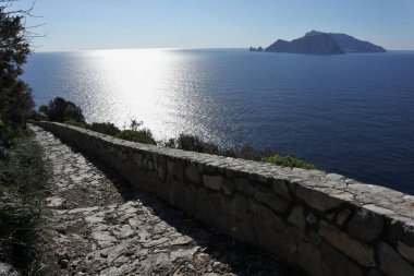 Sahip Lubrense, Campania, İtalya - 15 Şubat 2020 Punta Campanella 'dan Capri Adası